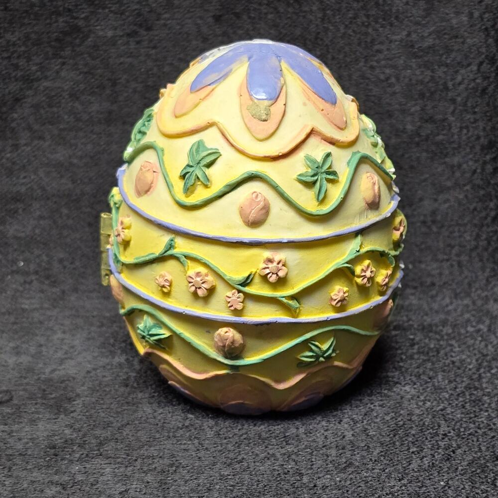Vintage Hinged Easter Egg Diorama Bunny Decorative Figurine